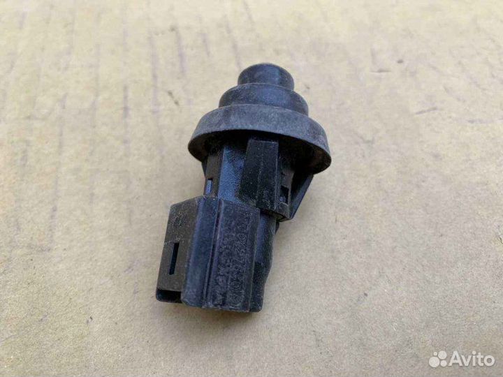 Выключатель двери концевой Renault Duster