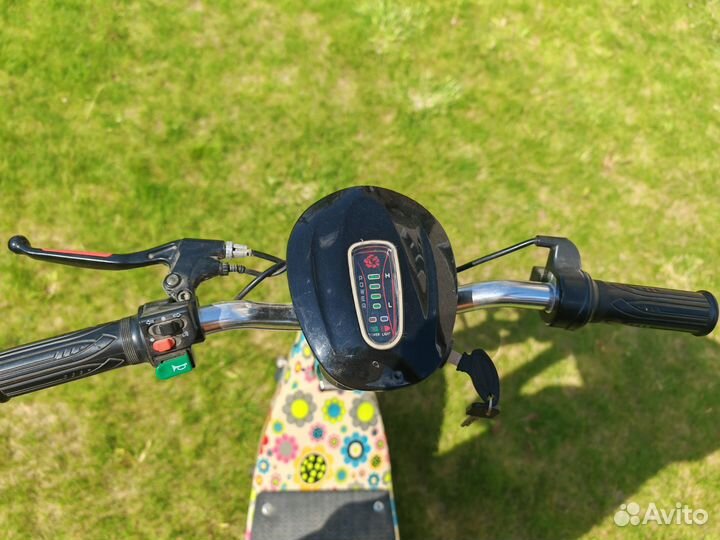 Трехколесный электросамокат