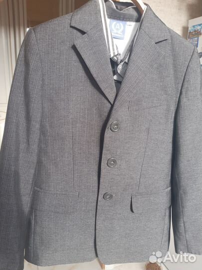 Продам костюм и плюсом двое брюк для школы