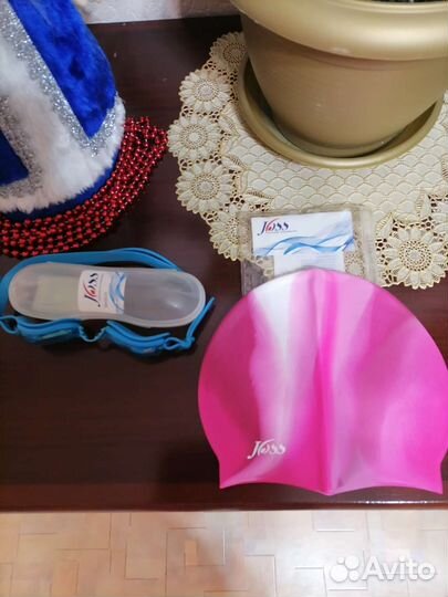 Очки и шапочка для плавания