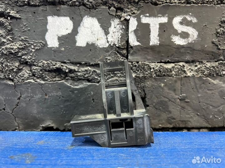 Крепление радиатора кондиционера левое Toyota Vitz