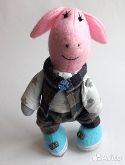 Поросёнок в клетчатом костюме свинка Пэпа