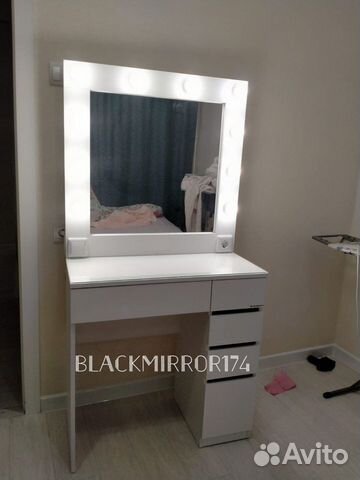Туалетный белый столик с ящиками и зеркалом