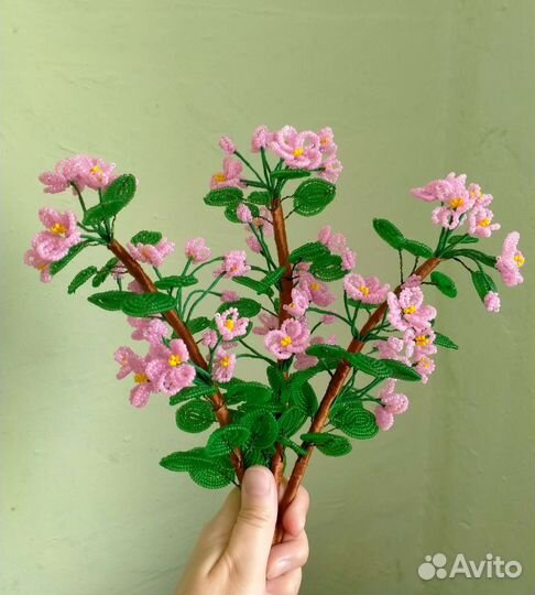 Ветки цветущего дерева из бисера. Ручная работа