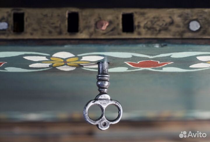 Старинный антикварный сундук