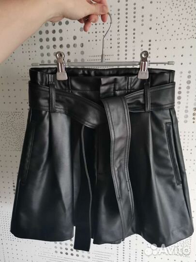 Кожаные черные шорты