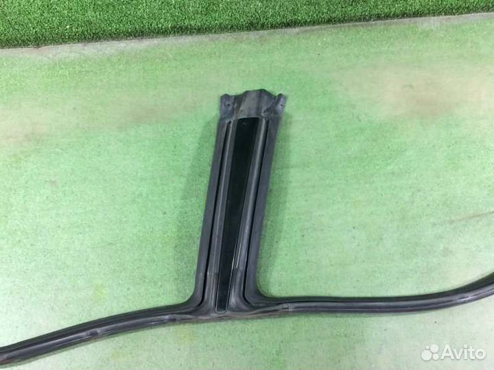 Уплотнитель стекла двери левый Subaru Impreza GG3