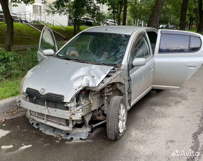 Toyota Vitz 1.3 AT, 2000, битый, 200 000 км