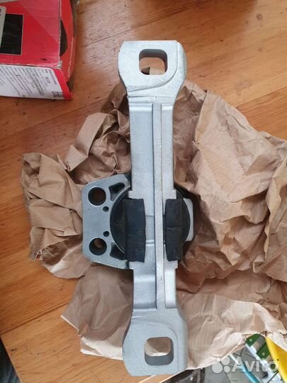 Опора двигателя новая