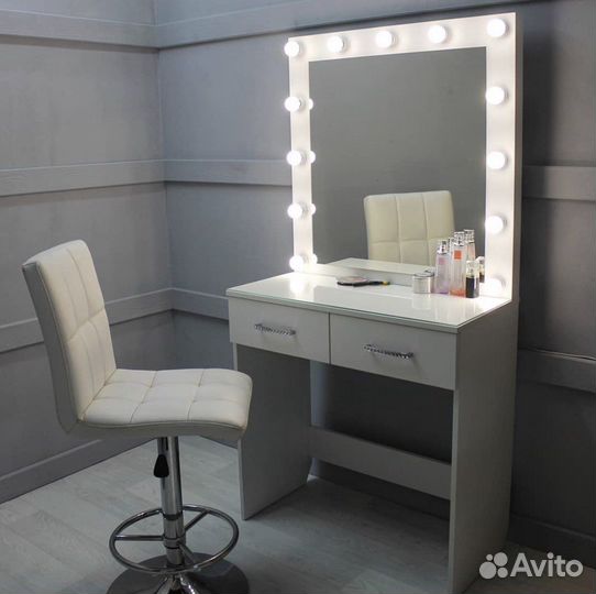 Туалетный столик визажиста с гримёрным зеркалом