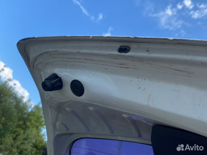 Крышка багажника на renault sandero 1