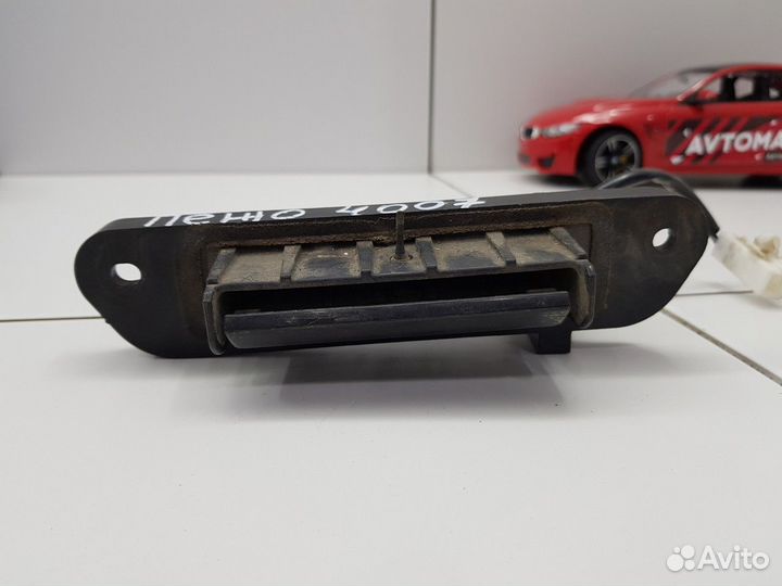 Кнопка открывания крышки багажника