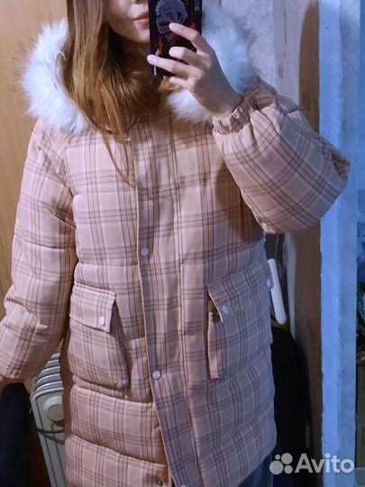 Нежно-розовый пуховик с белым мехом