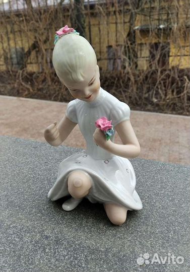 Фарфоровая статуэтка девочка с цветком Германия