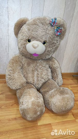 Большой плюшевый медведь
