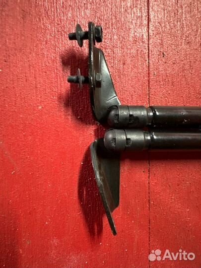 Амортизатор крышки багажника Nissan Note E13