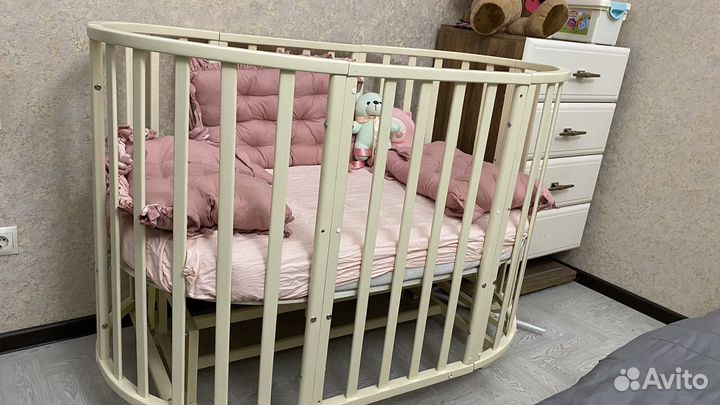 Детская кроватка с маятником