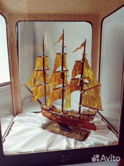 Парусник из натурального янтаря