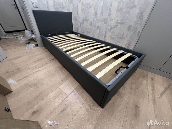 Кровать односпальная с подъемным механизмом