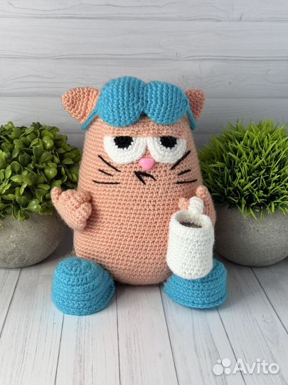 Вязаная игрушка крючком Дерзкий Кот