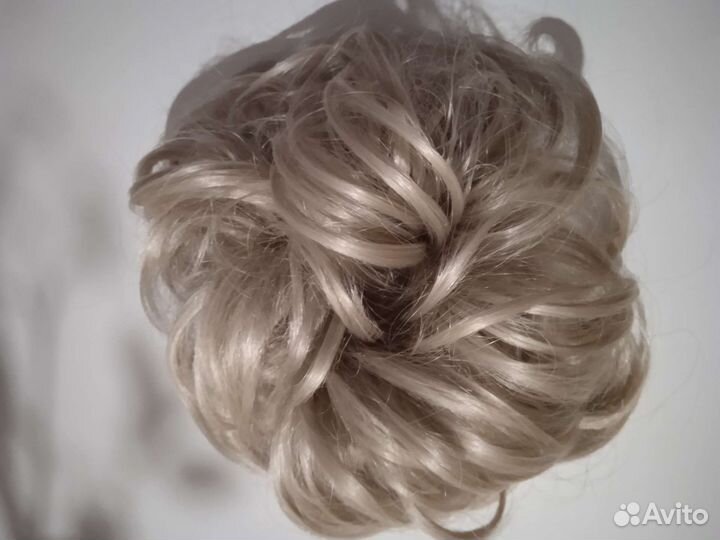 Пучок на резинке и челка