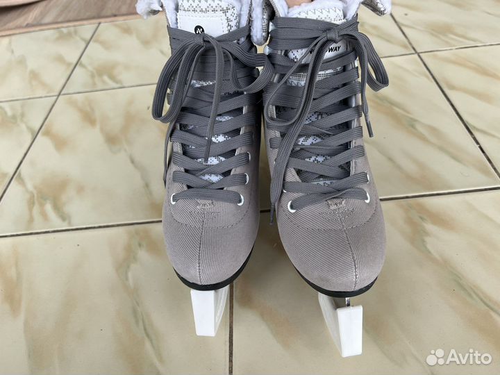 Коньки утепленные Nordway 37 с сумкой и чехлами