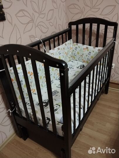 Детская кроватка с маятником и ящиком