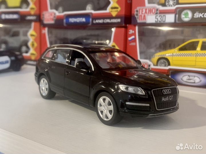 Металлическая моделька Audi Q7 1:32 свет/звук