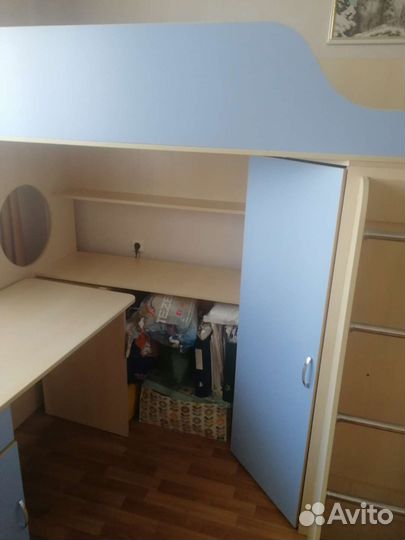 Детская кровать чердак со столом и шкафом