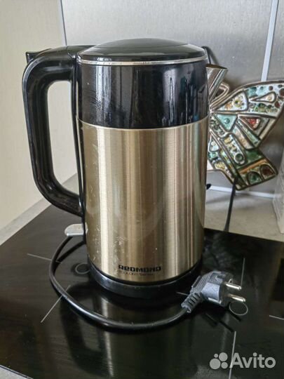 Чайник redmond RK-M1582 в хорошем состояние