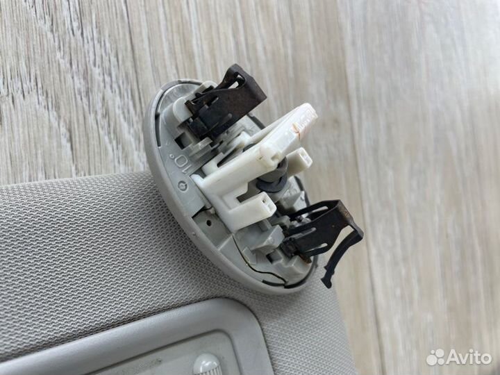 Козырек солнцезащитный правый Toyota Corolla E150