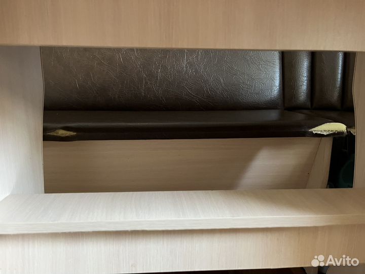 Кухонный уголок со столом