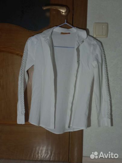 Белая школьная рубашка