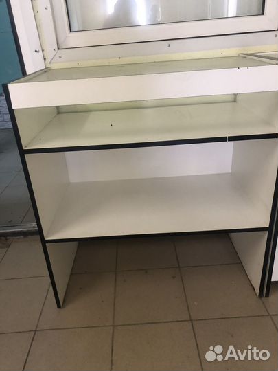 Торговый прилавок со стеклом