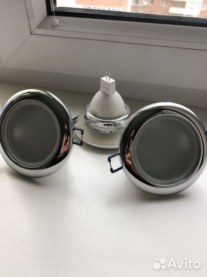 Продам потолочные светильники