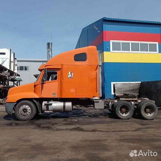 Тягач Freightliner в разбор