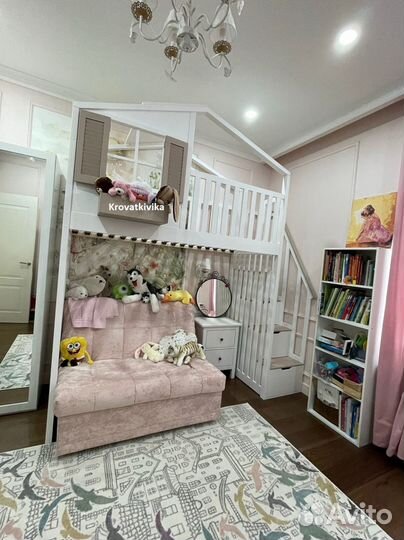 Детская кровать чердак домик с лестницей комодом