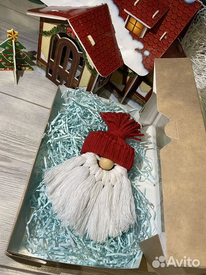 Елочная игрушка Дед мороз (макраме)