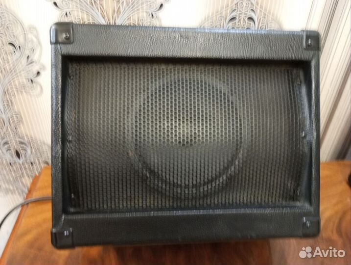 Комбоусилительbehringer. Invision GR 15