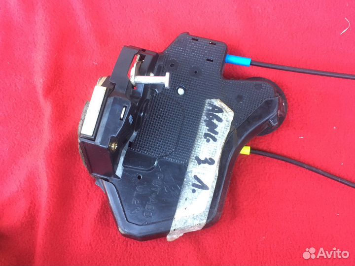 Toyota Avensis T250 Замок двери задний левый