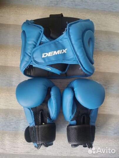 Боксерские перчатки и шлем