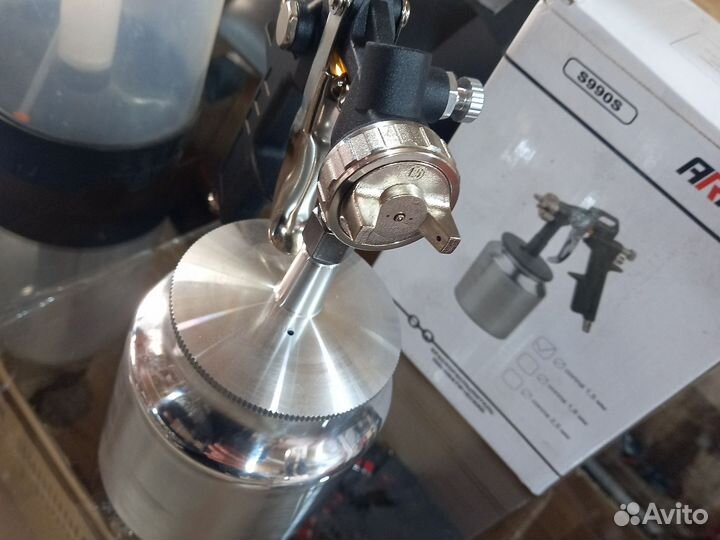 Краскопульт пневматический с нижним бачком