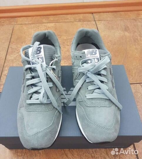 Кроссовки замшевые