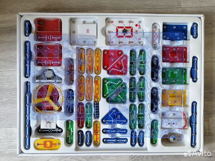 Электронный конструктор Знаток 999 схем