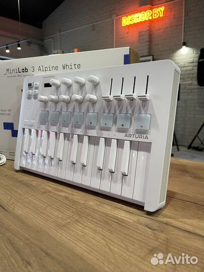 Arturia MiniLab 3 Alpine White