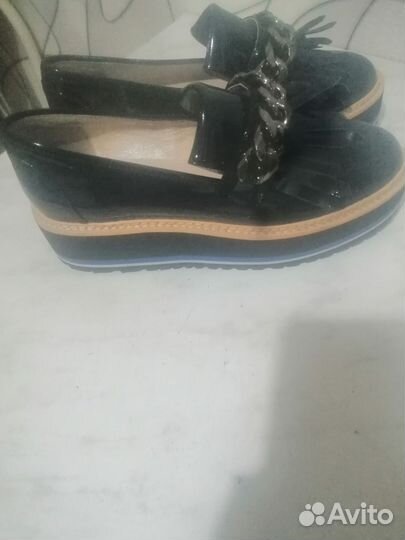 Туфли синего цвета новые, лаковые. Размер 40
