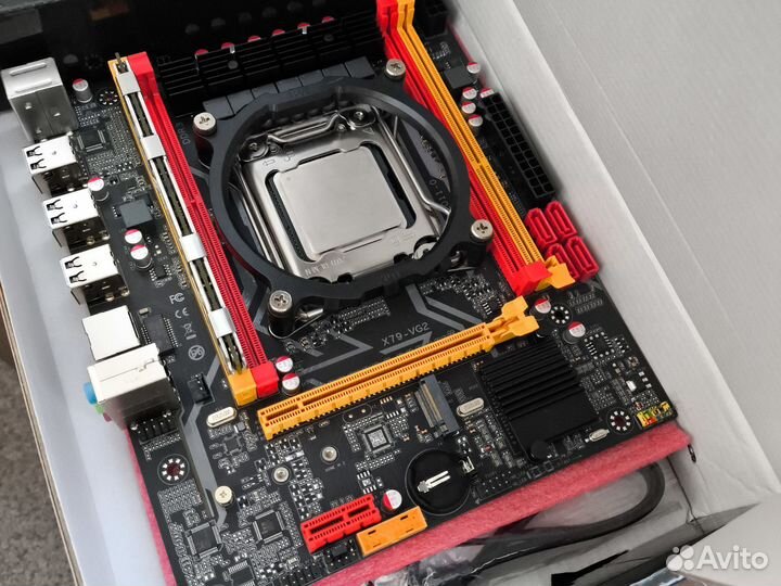 Материнская плата с процессором и памятью