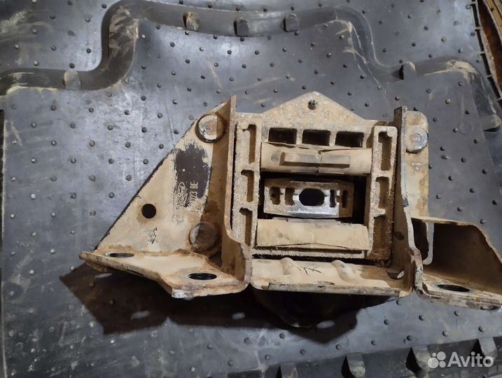 Подушка крепления двигателя Ford Mondeo 3