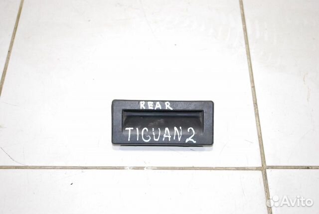 Кнопка открывания багажника Volkswagen Tiguan AD1