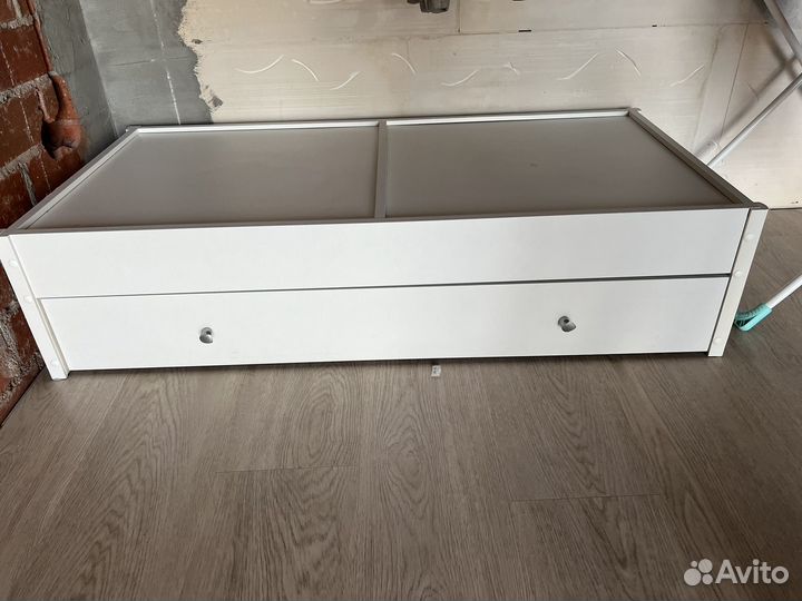 Комод и кровать Гандылян